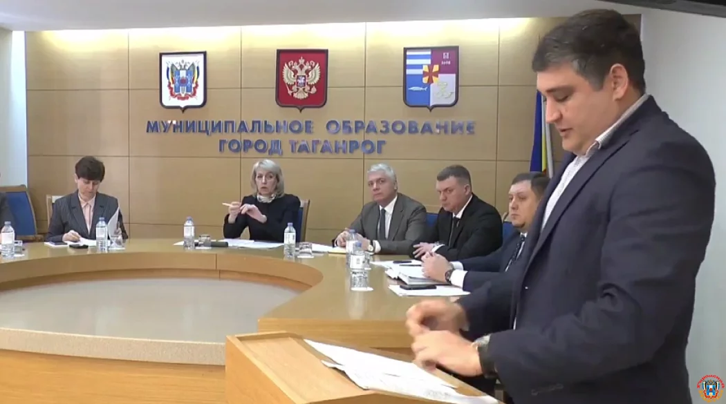 Дорожный вопрос в Таганроге: ямочный ремонт идет сейчас, капитальный стартует в апреле