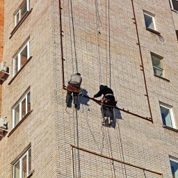 Из окна многоэтажки в центре Ростова выпала 33-летняя женщина