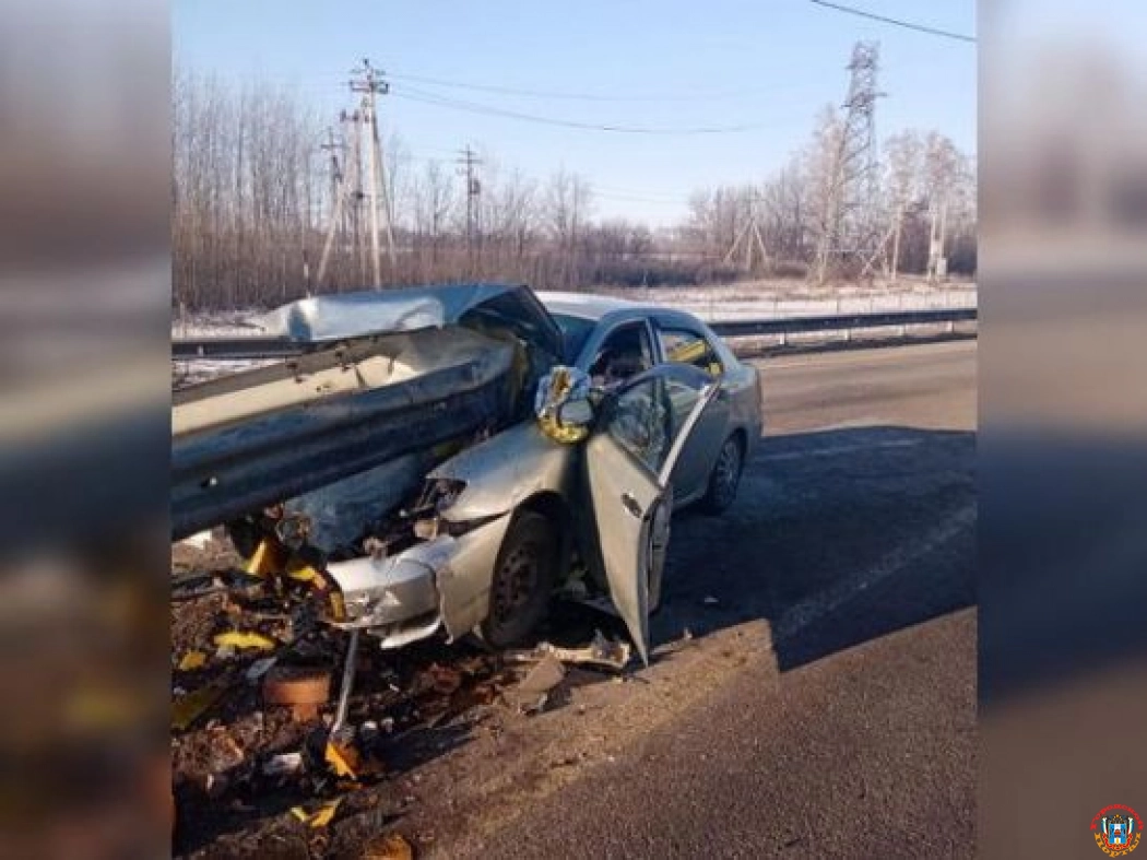 На трассе М-4 «Дон» два человека на иномарке пострадали, врезавшись в отбойник