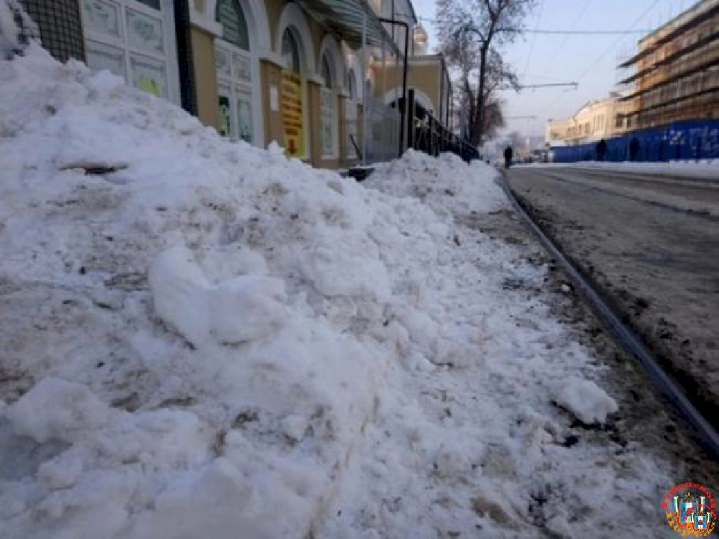 Ростовчане пожаловались на сугробы возле остановок общественного транспорта