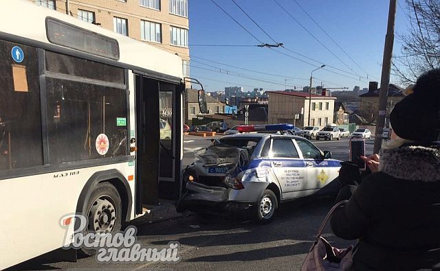 В Ростове автобус с пассажирами протаранил машину ДПС