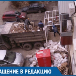 «Мы боимся, что наш дом разрушится!»: жильцы ростовской многоэтажки бьются с незаконной стройкой в их доме