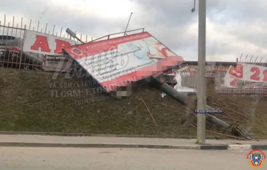 На припаркованные автомобили рухнул билборд на Портовой