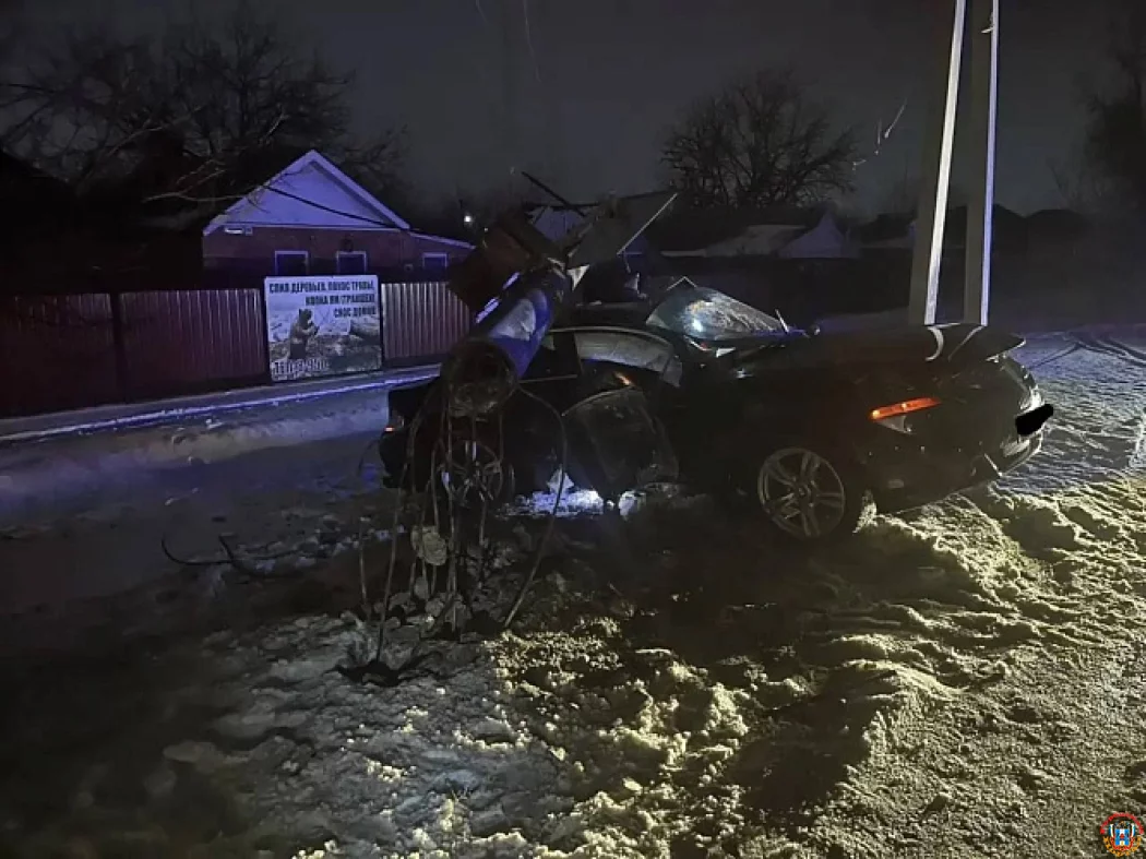 Ночной дрифт в Семикаракорске: БМВ &laquo;выкорчевала&raquo; столб, рухнувший на крышу иномарки