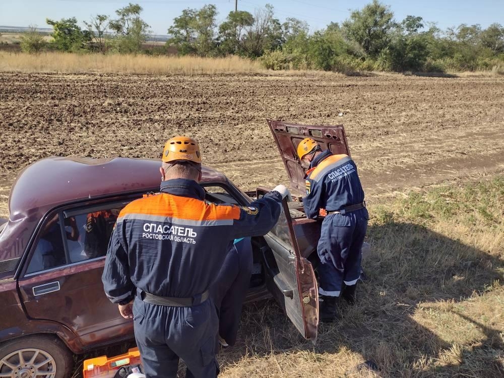 Спасателям пришлось вызволять пассажирку из автомобиля после ДТП в Ростовской области
