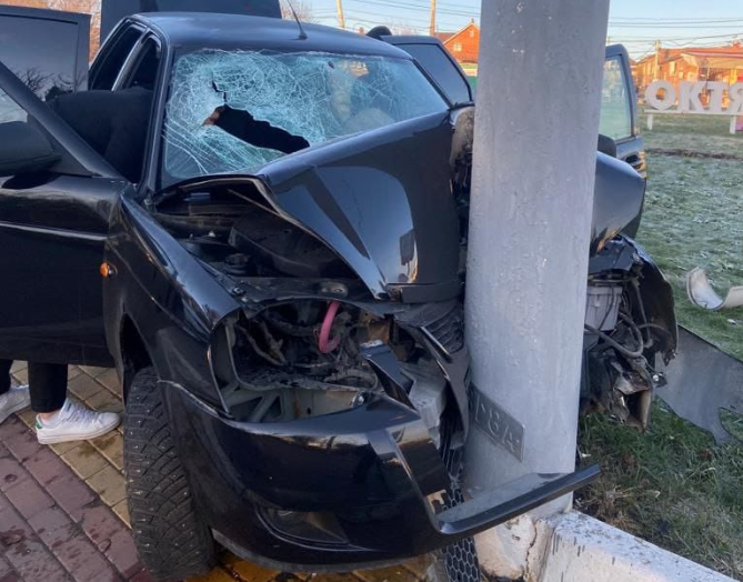 В Ростове молодой водитель разбил легковушку об уличный столб