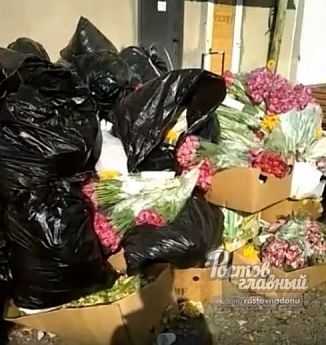 В Ростове после 8 марта образовалась свалка непроданных цветов
