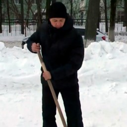 Мэр Йошкар-Олы на субботнике расчистил от снега памятники
