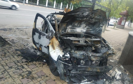 На Театральной площади в Ростове после аварии сгорел автомобиль
