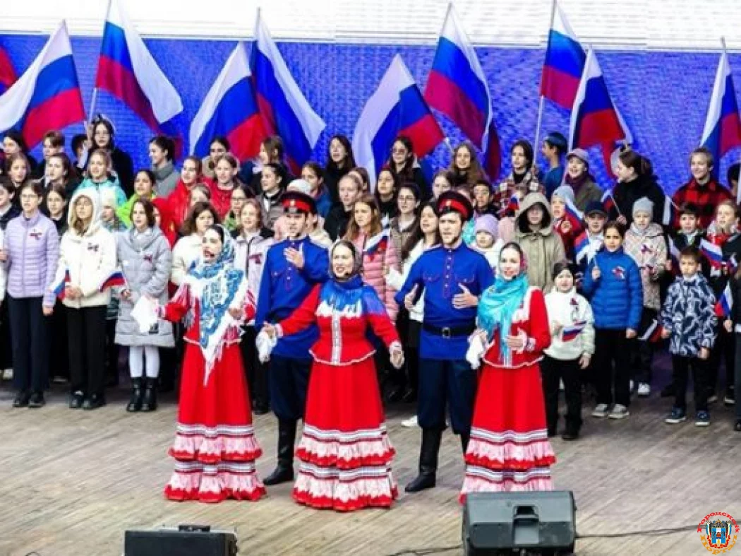 Ростовчане и гости города приняли участие в патриотической акции «Мы вместе»