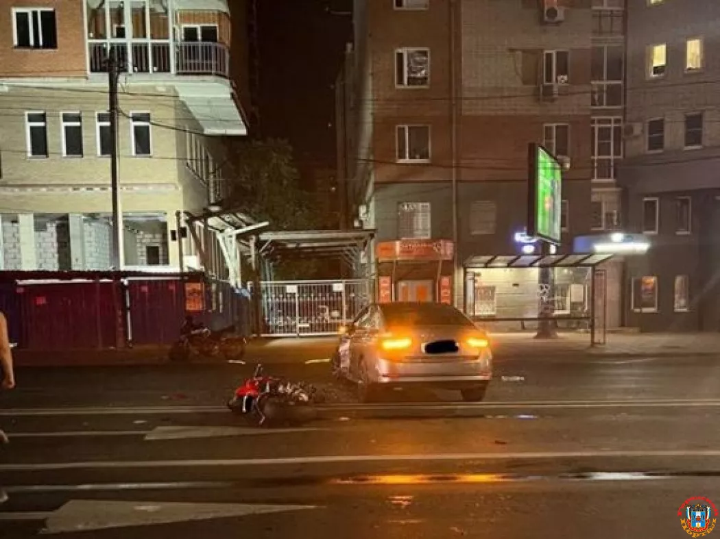 В центре Ростова в ДТП со «Шкодой» пострадал мотоциклист