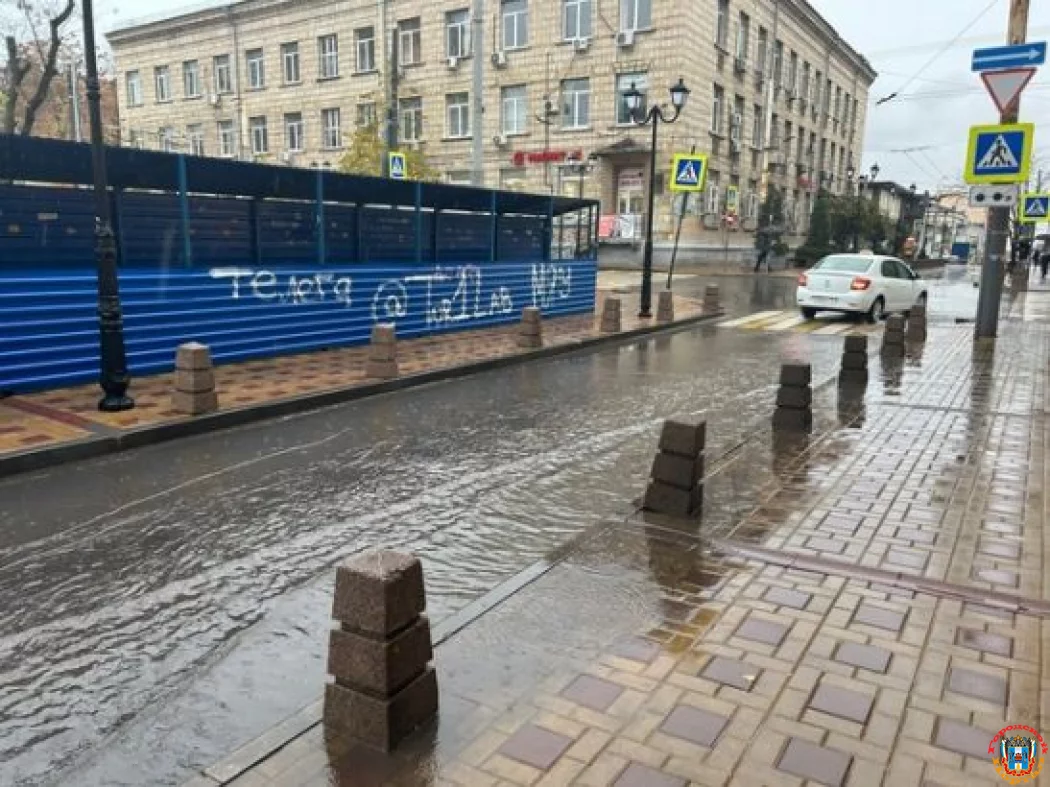 В Ростове после дождя затопило переулок Семашко