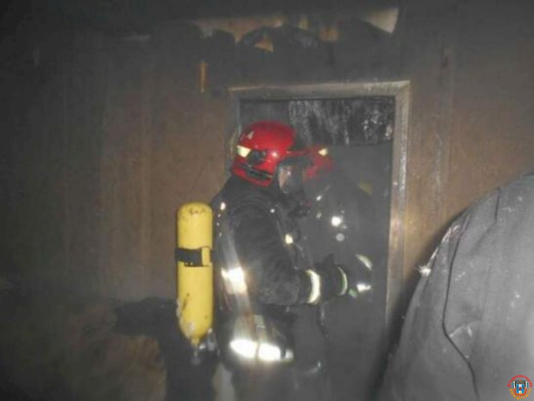 В Ростовской области в ночном пожаре сгорели машина и часть жилого дома