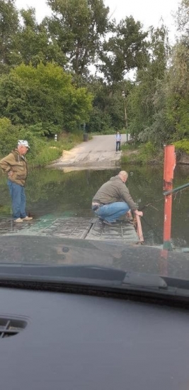 В Донецке паром с людьми и машинами застрял посреди реки
