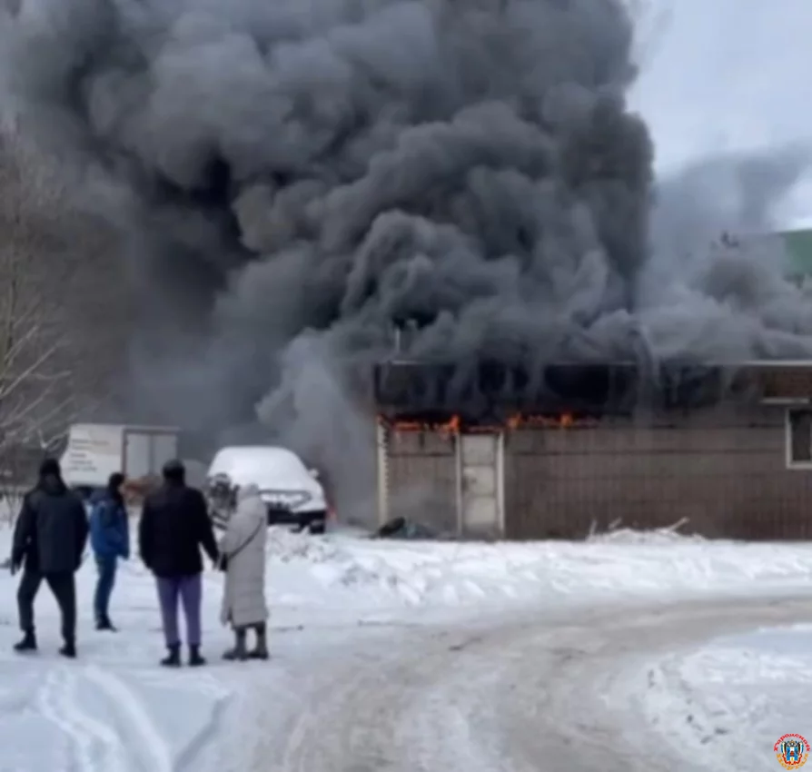 На Металлургической загорелась автомойка