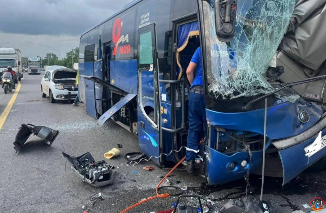 Под Ростовом автобус с 20 пассажирами врезался в грузовик на трассе М-4 «Дон»