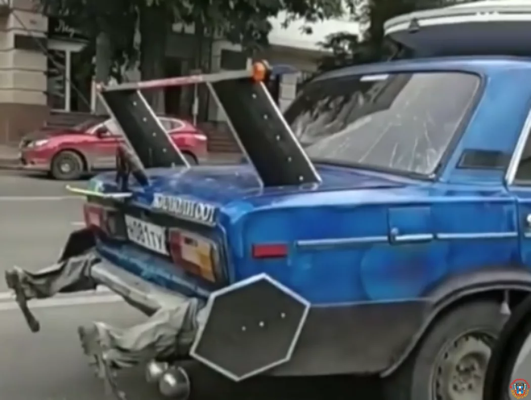 Приземлившаяся на крышу "шестерки" летающая тарелка попала на видео в Ростове