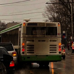 В Ростове 52-летняя пассажирка автобуса № 8 пострадала в ДТП