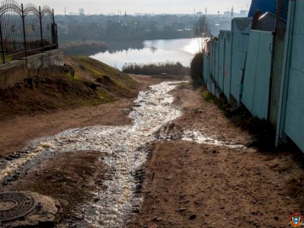 В Ростове из-за коммунальной аварии в реку Темерник стекают канализационные нечистоты