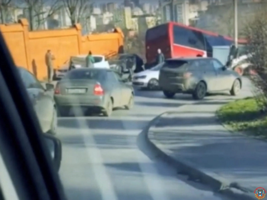 В Ростове у памятника «Стачке 1905 года» автобус вылетел в кювет, задев электропровода
