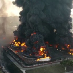 Полыхающий в Индонезии крупный НПЗ сняли с высоты птичьего полета