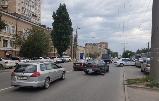 В Ростове женщина попала под колеса машины, переходя дорогу в неположенном месте