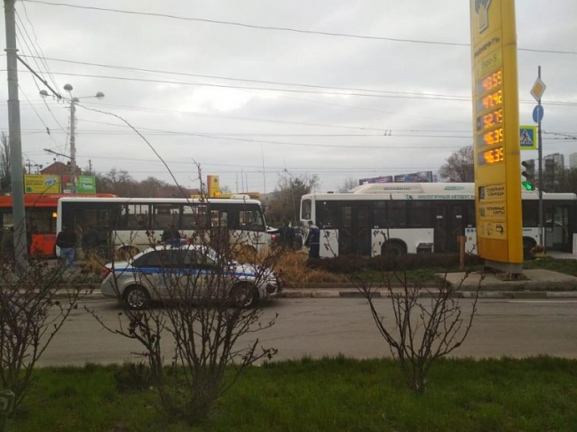 После ДТП с автобусами №85а и 71 в Ростове один человек остается в больнице