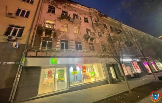 Фасад старинного здания осыпался на Б. Садовой