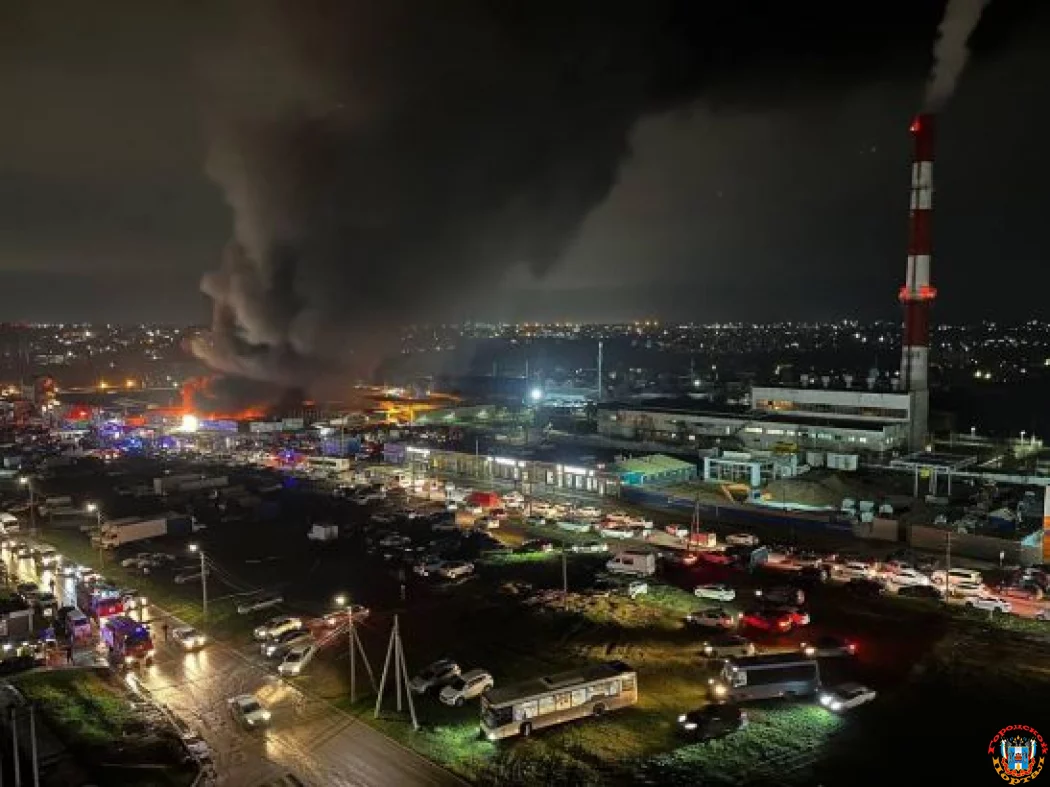 Кадры с места крупного пожара на рынке «Темерник»