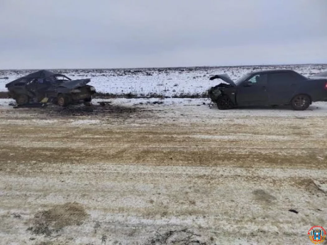 На трассе в Ростовской области в аварии погибла женщина и четверо пострадали