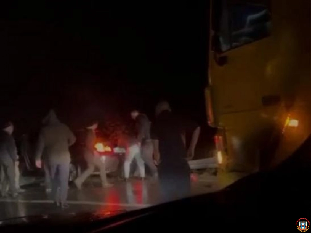 Под Азовом «БМВ» врезался в отбойник и задымился