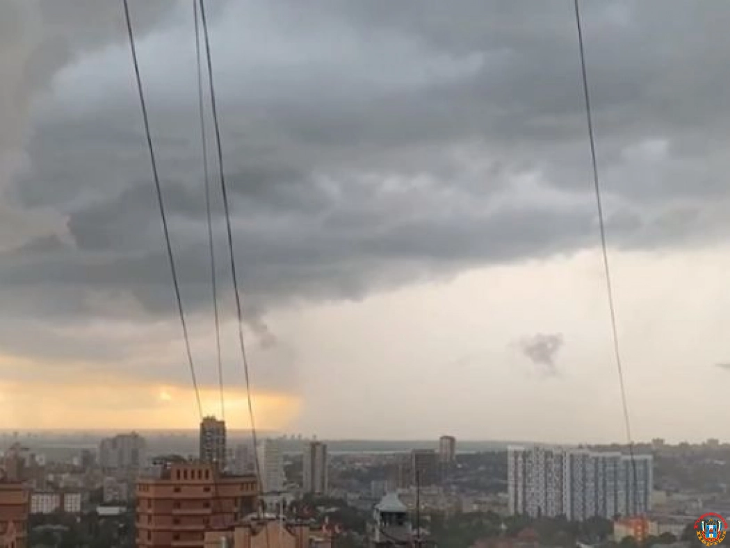Житель Ростова запечатлел атмосферный фронт, который принес ливень