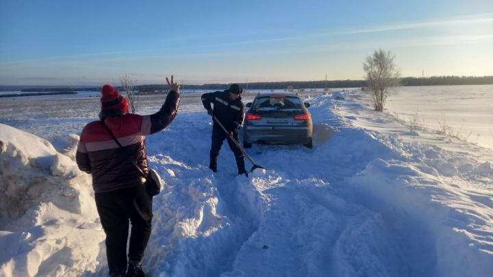 В Татарстане автомобиль застрял в заснеженном поле