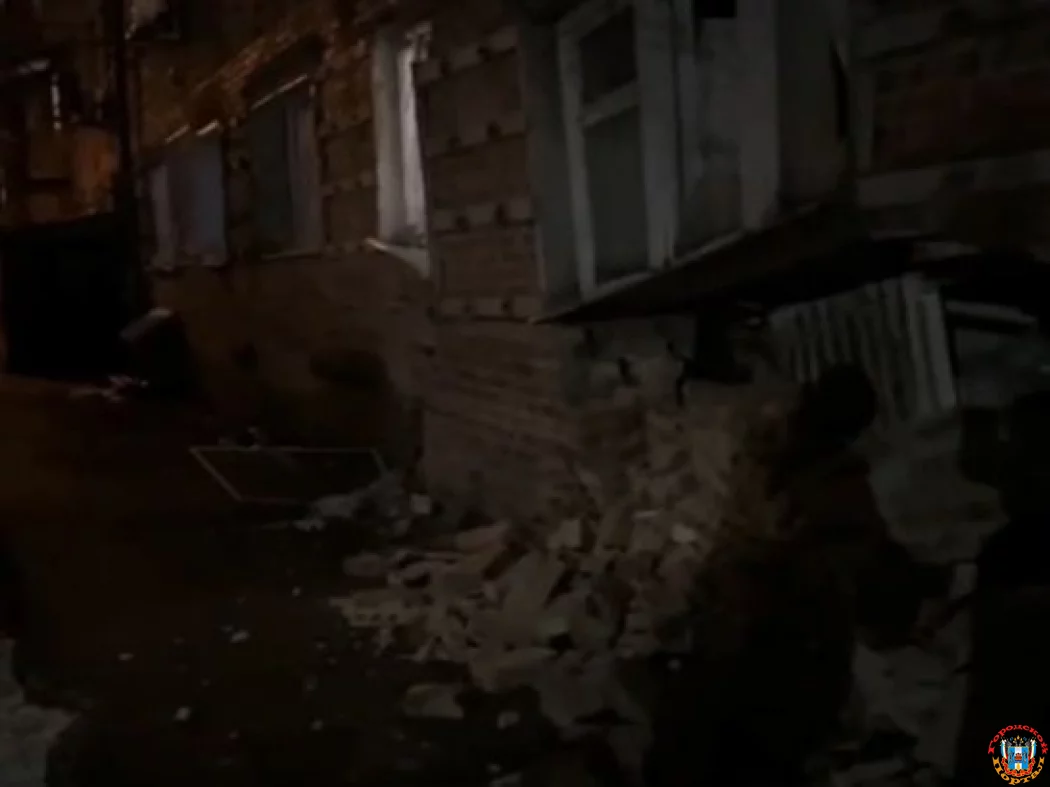 Часть жилого дома рухнула на Нариманова