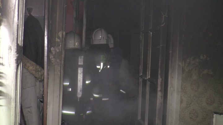Из горящего дома в Оленегорске спасли шесть человек