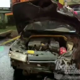 В Ростове пострадавшие в аварии иномарки превратились в груду железа