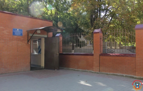 В Ростове после вооруженного нападения возле кадетской школы госпитализировали мужчину