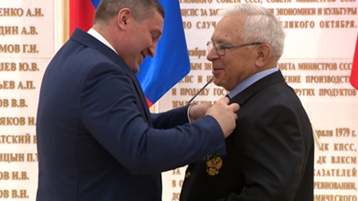 Губернатор Волгоградской области вручил госнаграды 18 жителям