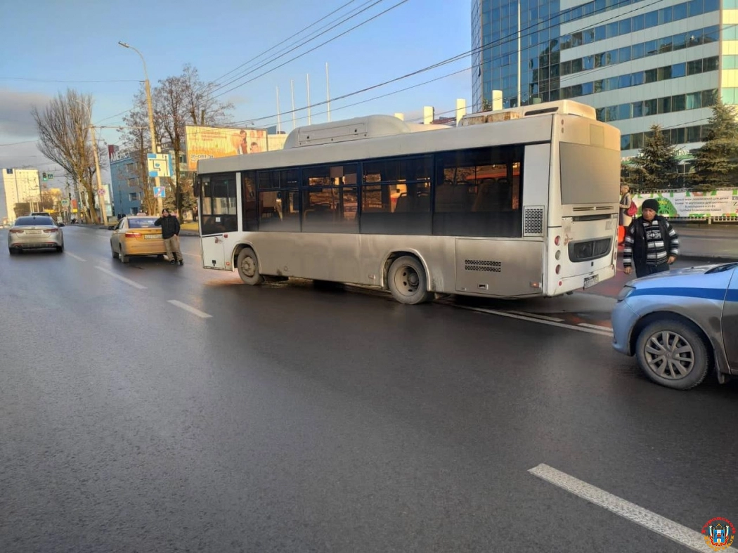 Автобус с пассажирами столкнулся с легковушкой в Ростове-на-Дону