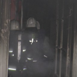 Из горящего дома в Оленегорске спасли шесть человек