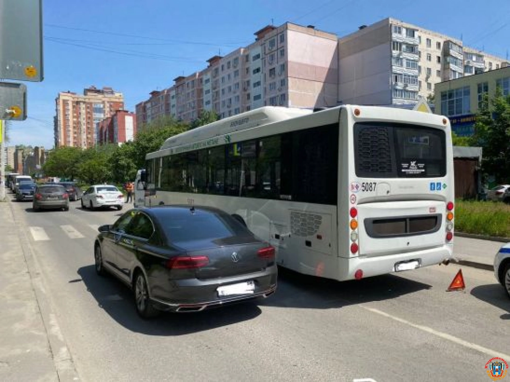 В Ростове водитель пассажирского автобуса устроил массовую аварию