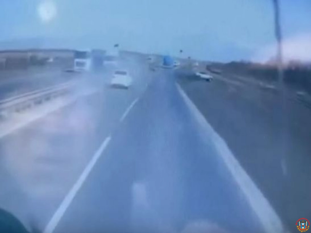 В Ростовской области пассажир легковушки выпал из окна после ДТП с «перевертышем»