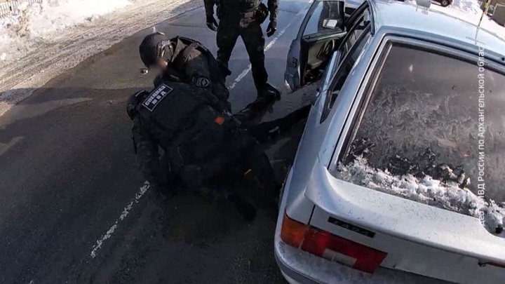 Полицейские задержали автомобиль с наркопреступниками-рецидивистами