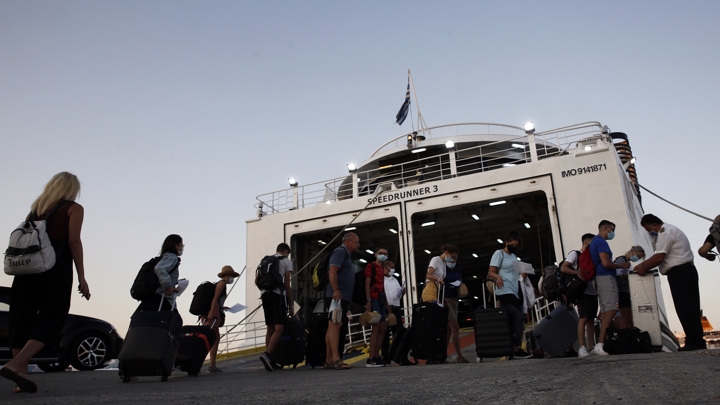 Греция назвала сроки и условия приема российских туристов