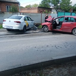 В Таганроге иномарка вылетела на встречку и столкнулась с другим автомобилем