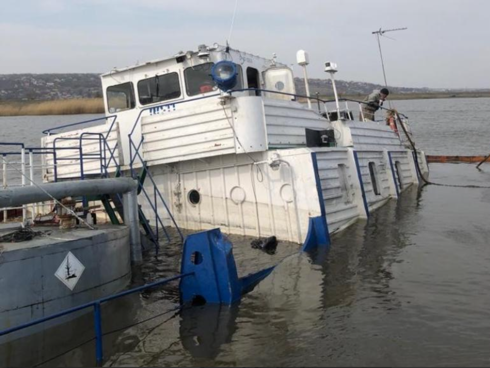 СМИ: стали известны подробности о затонувшем судне с нефтепродуктами в Ростовской области