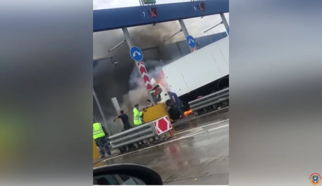 Под Ростовом грузовик врезался в&nbsp;отбойник и&nbsp;загорелся