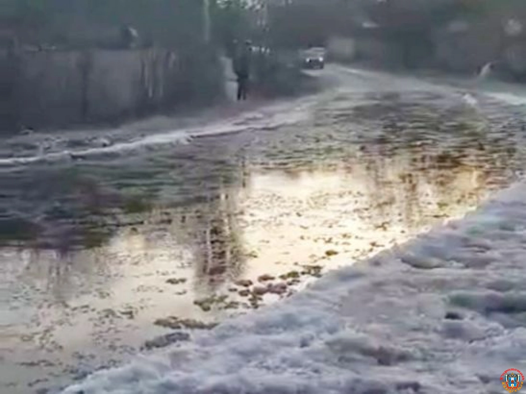 В Ростове из-за прорыва водопровода улицы в поселке Орджоникидзе сковал лед