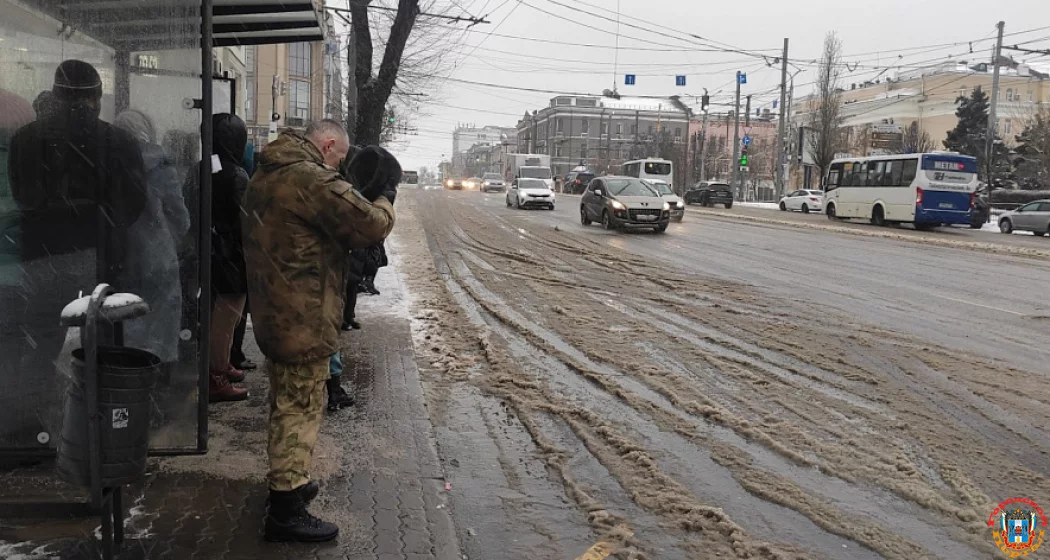 В Ростове неизвестный водитель парализовал движение троллейбусов №17