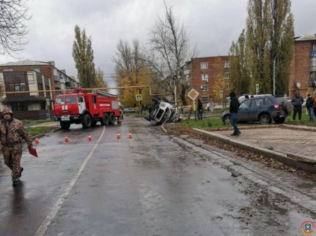 В Зверево водитель автокрана пострадал в ДТП, завалившись на бок